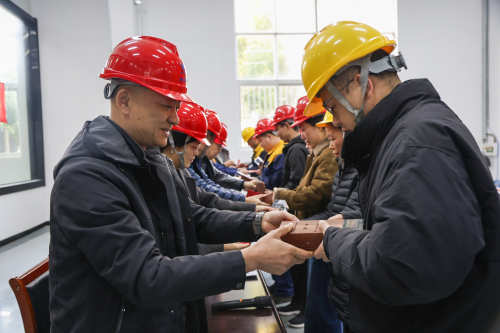 匠心傳承 創(chuàng)新賦能 | 上海創(chuàng)力集團(tuán)2025年度“創(chuàng)力工匠”技能大賽表彰會圓滿舉行(圖3)